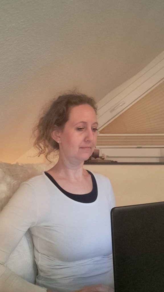 Saskia beim Blogschreiben